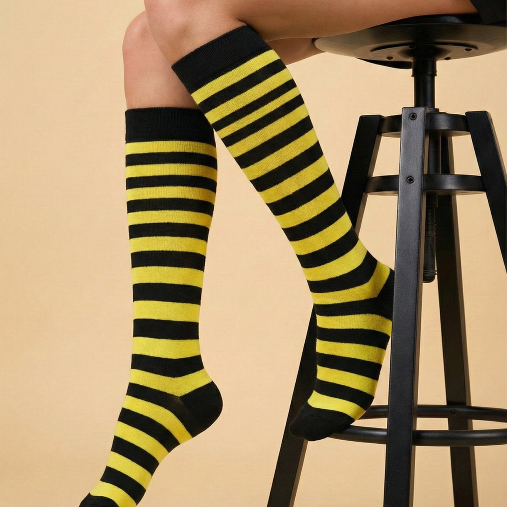 جوارب الخطوط الصفراء