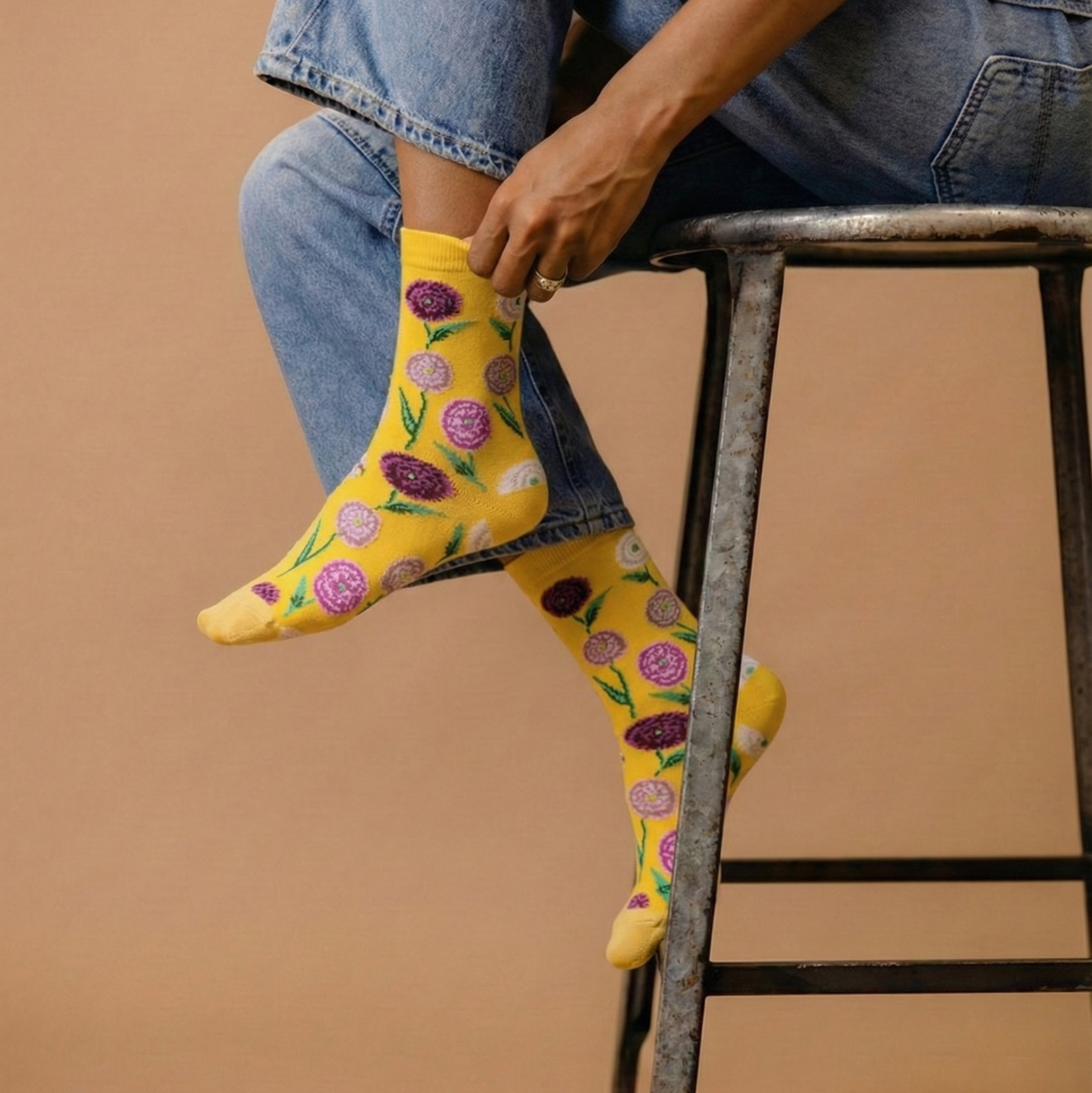 جوارب الورد الملون مع اللون الاصفر