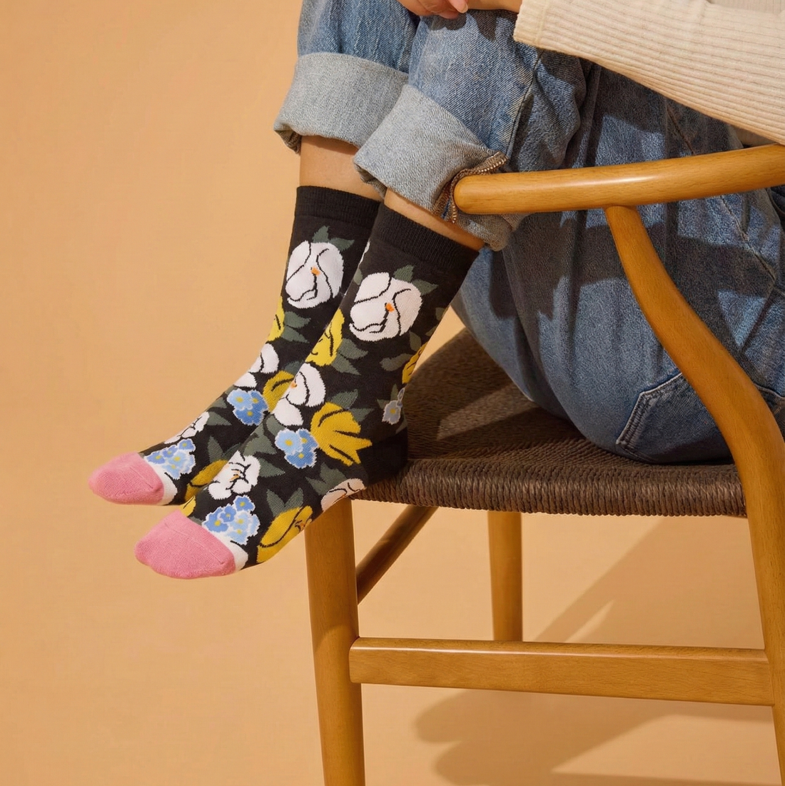 جوارب ورود اصفر وأبيض