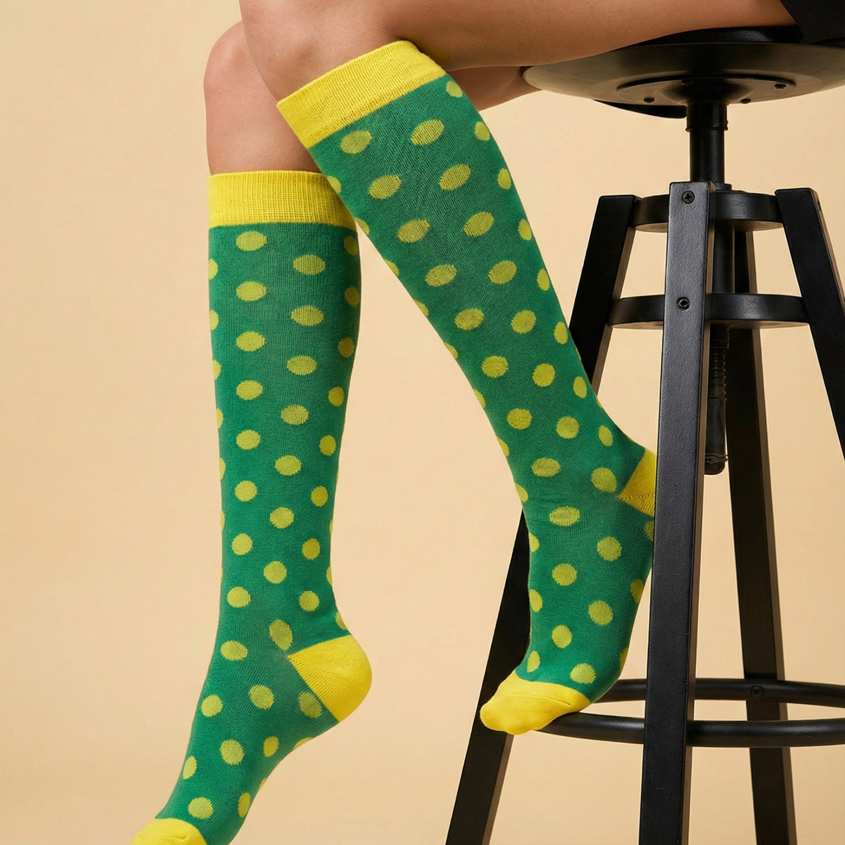 جوارب النقاط الصفراء