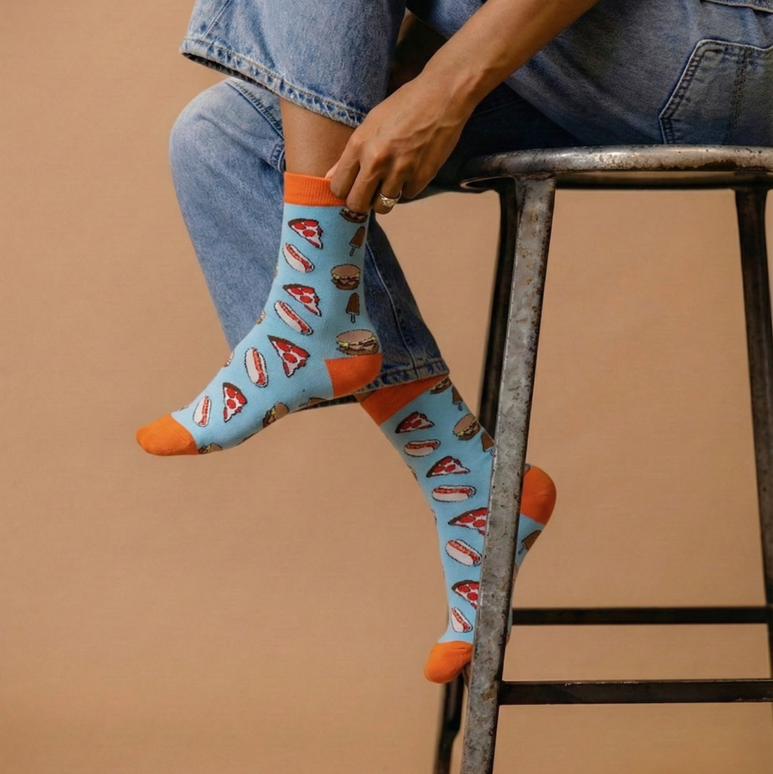 جوارب البيتزا أزرق و برتقالي مع رسومات مميزة لأطعمة متنوعة على خلفية زرقاء.