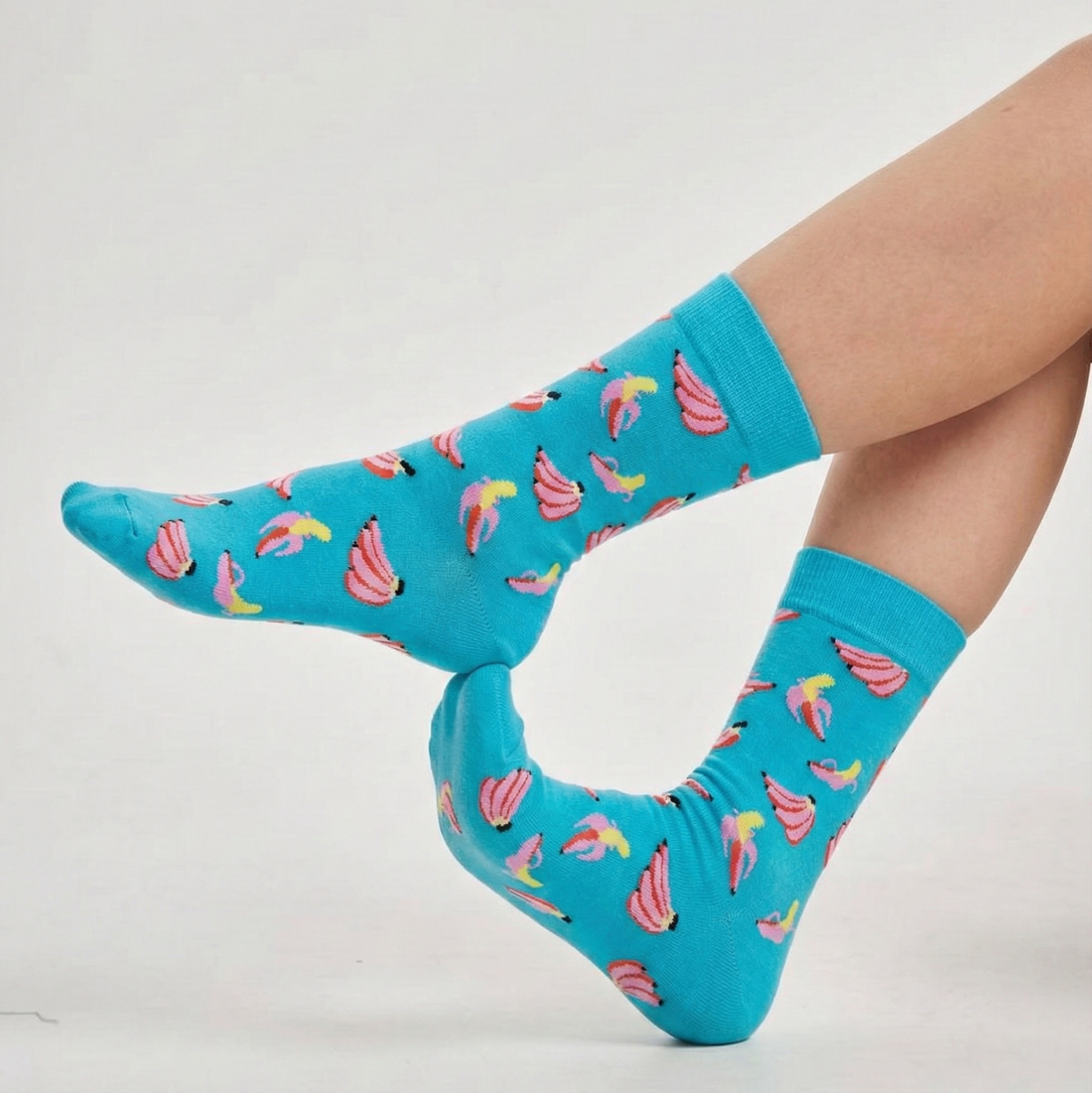 جوارب الموز باللون الازرق الفاتح